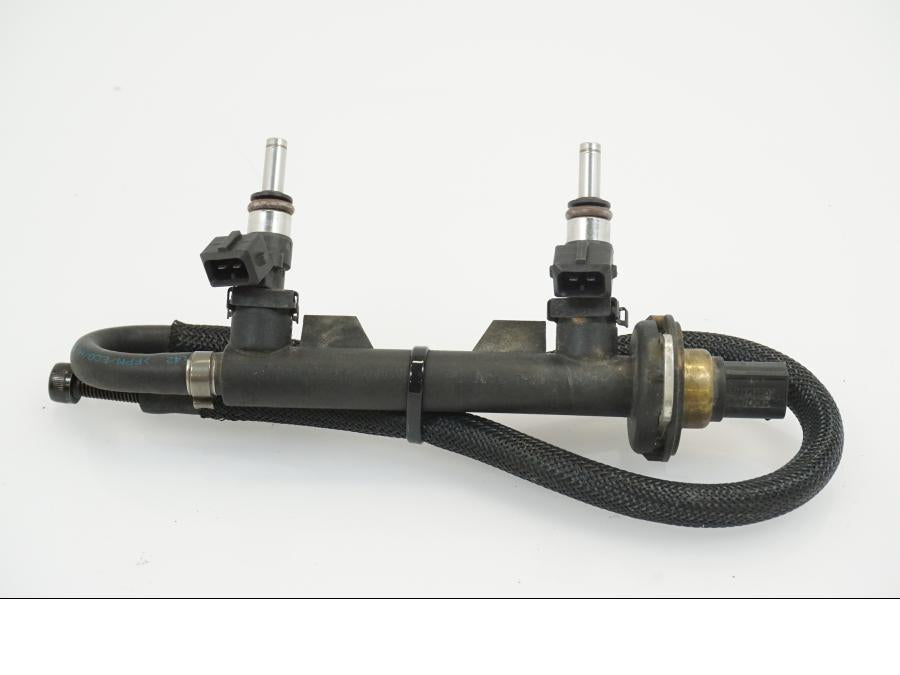 Snett uppifrån på Fuel Rail från en BMW F 650 GS -2010 motorcykel.