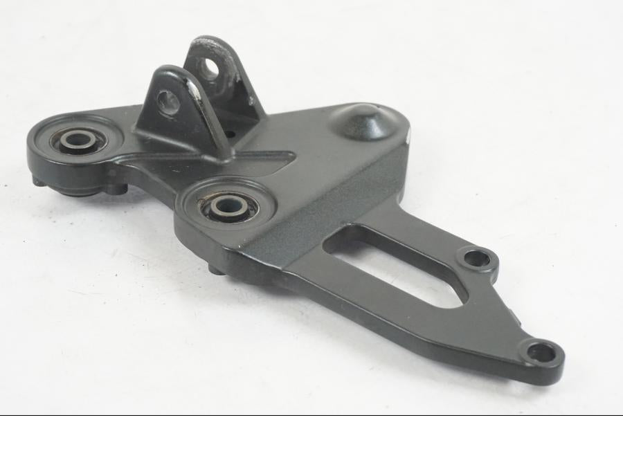 Höger sida på Fotpinnefäste från en Yamaha MT-07 -2019 motorcykel.