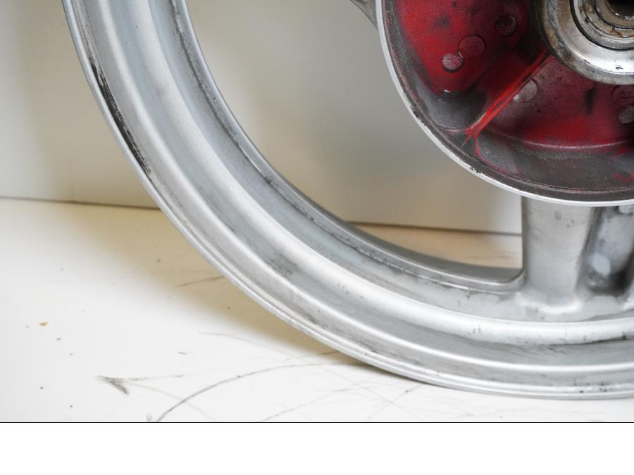 Extrabild1 på Fälg från en Honda CBR 1000 F -1987 motorcykel.