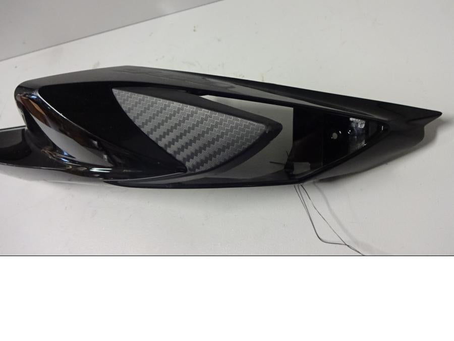 Baksidan på Bakvinge från en Suzuki GSX-R 750 -2015 motorcykel.