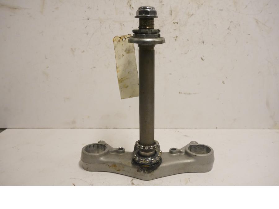 Framsidan på Gaffelkrona från en Honda CB 1300 F -2004 motorcykel.