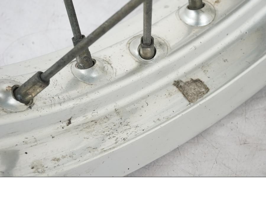 Extrabild6 på Fälg från en Kawasaki KL 650A -1987 motorcykel.