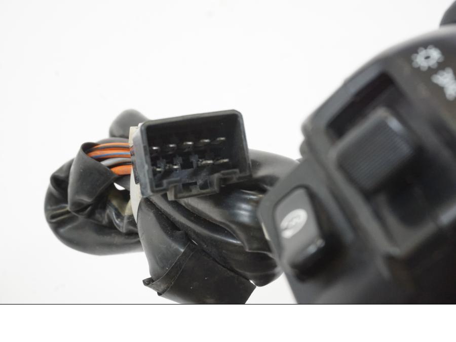 Snett nerifrån på Styrelreglage från en Suzuki GSX-R 600 -2001 motorcykel.