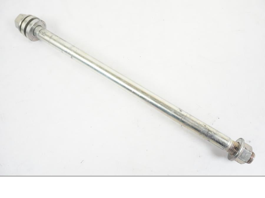 Framsidan på Axel från en KTM 390 Adventure -2021 motorcykel.