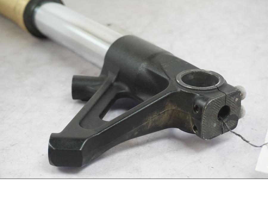 Höger sida på Gaffelben från en Triumph Tiger -2009 motorcykel.