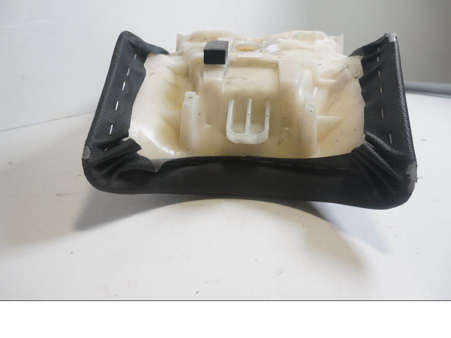 Höger sida på <p>Sadel från Kawasaki ER-6N ABS 2011.</p>

<p>3st hål i underkanten på klädseln.</p> motorcykel.