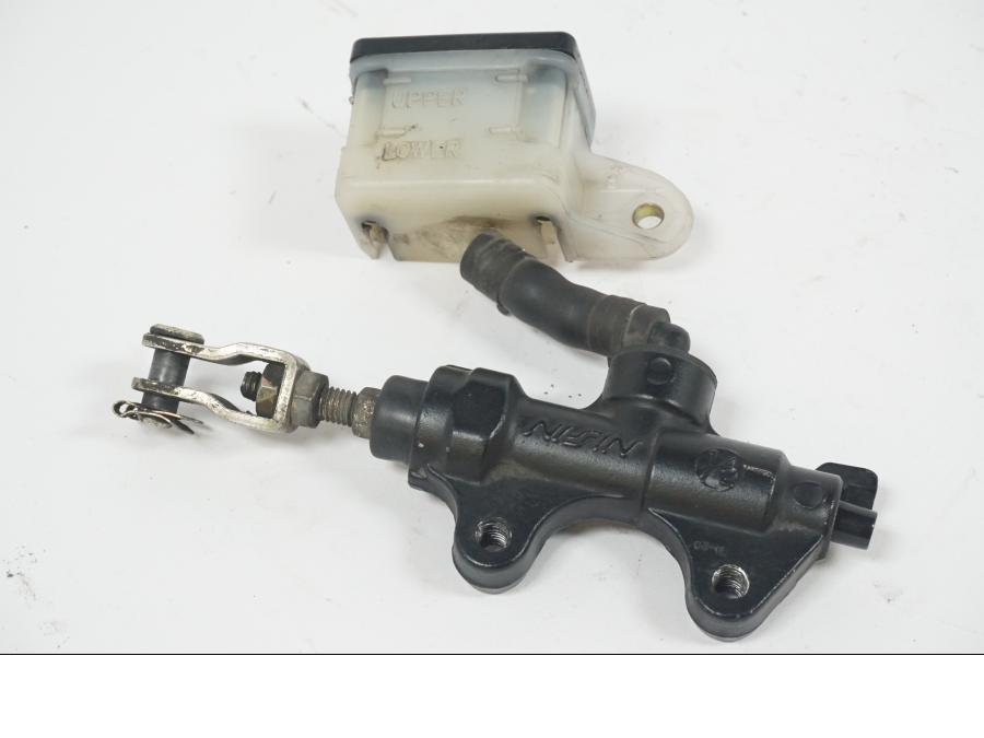 Baksidan på Bromshuvudcylinder från en Triumph Rocket III -2007 motorcykel.