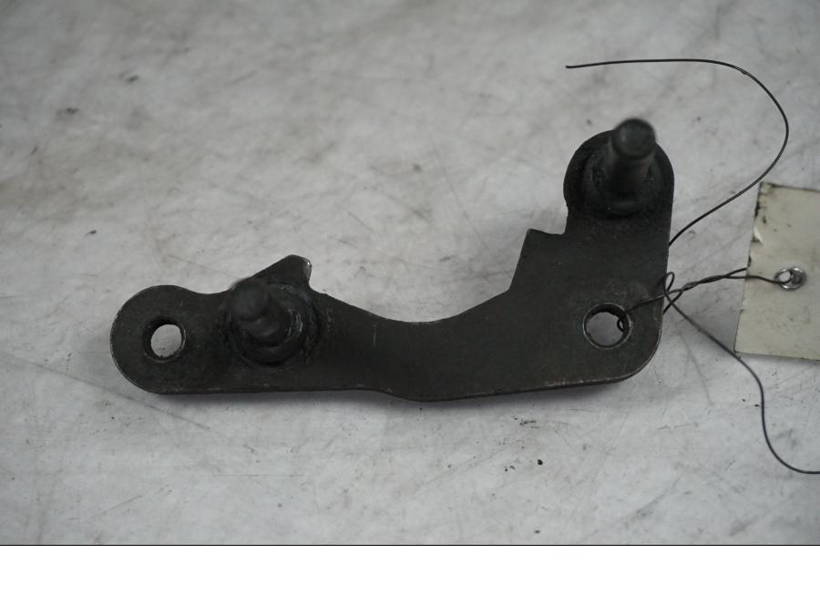 Framsidan på Bromsoksfäste från en Suzuki DR 750 S -1988 motorcykel.