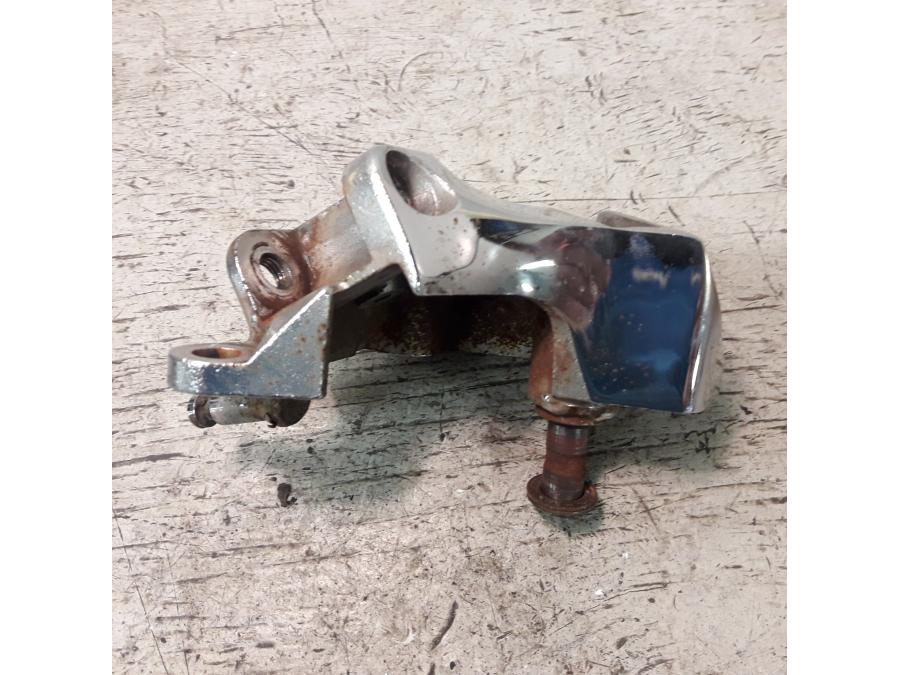 Baksidan på Fotpinnefäste från en Suzuki LS 650 -2002 motorcykel.