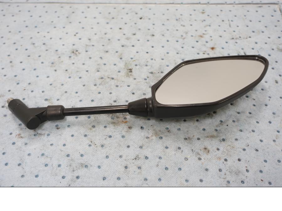 Höger sida på Backspegel från en Yamaha MT-09 Tracer -2018 motorcykel.