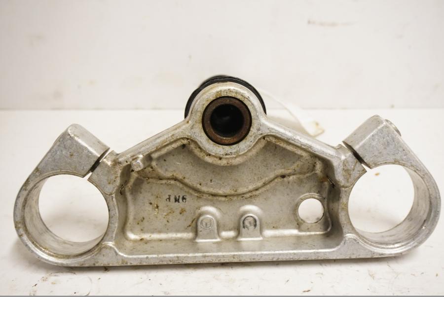 Baksidan på Gaffelkrona från en Suzuki VZ 800 -2000 motorcykel.