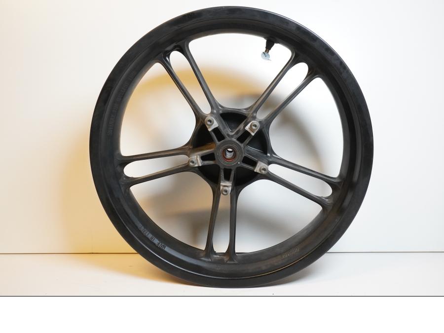 Snett nerifrån på Fälg från en Yamaha YZF-R 125 -2008 motorcykel.