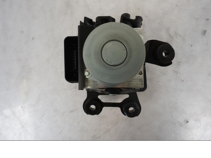 Extrabild1 på ABS Modulator från en KTM 1290 Super Duke R -2023 motorcykel.