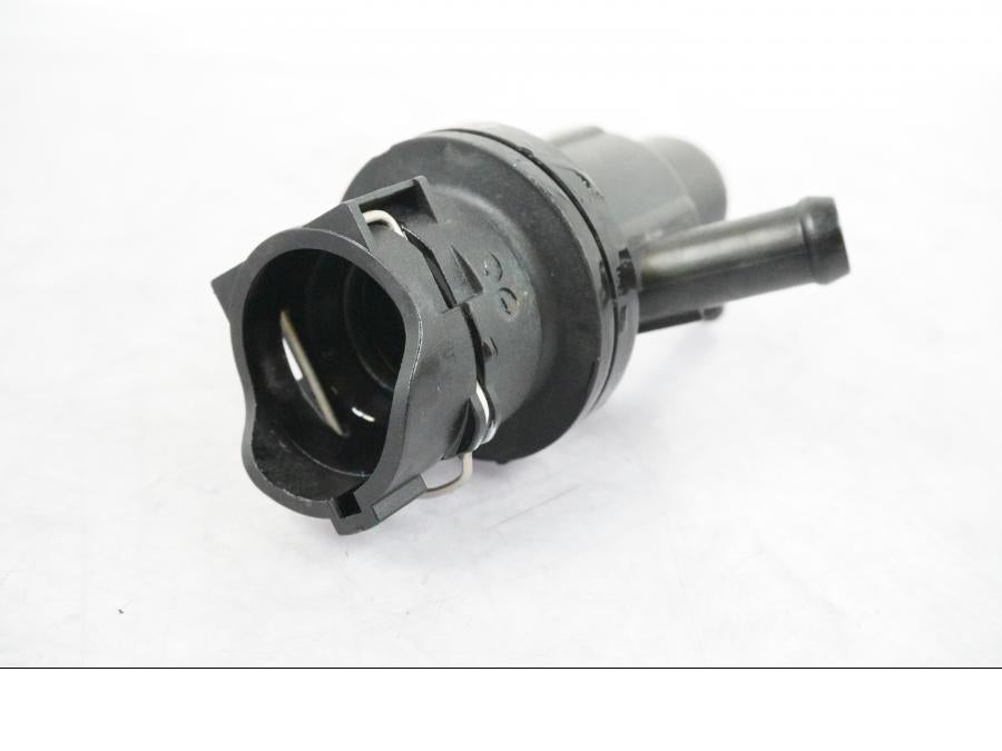 Baksidan på Vattentermostathus från en BMW R 1250 GSA -2021 motorcykel.