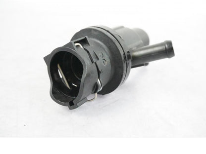 Baksidan på Vattentermostathus från en BMW R 1250 GSA -2021 motorcykel.