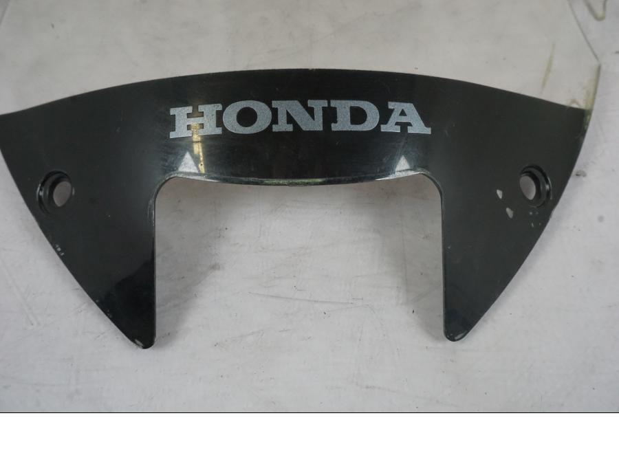 Snett nerifrån på Vindruta från en Honda VTR 1000 F -1997 motorcykel.