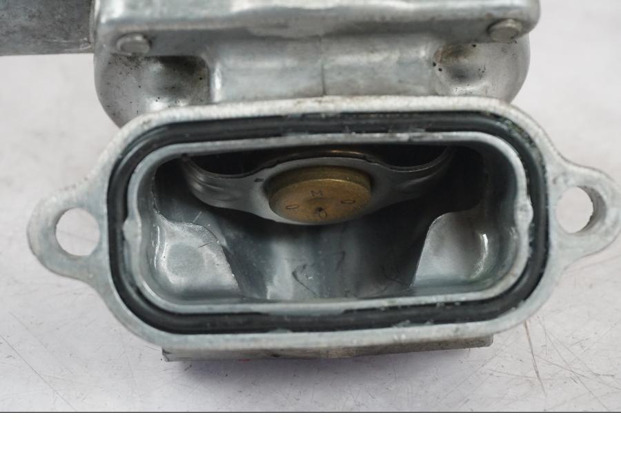 Höger sida på Vattentermostathus från en Kawasaki Z 900 -2019 motorcykel.