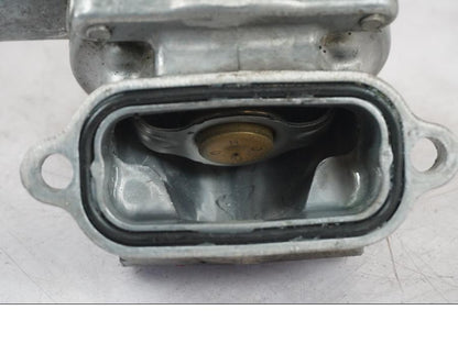 Höger sida på Vattentermostathus från en Kawasaki Z 900 -2019 motorcykel.