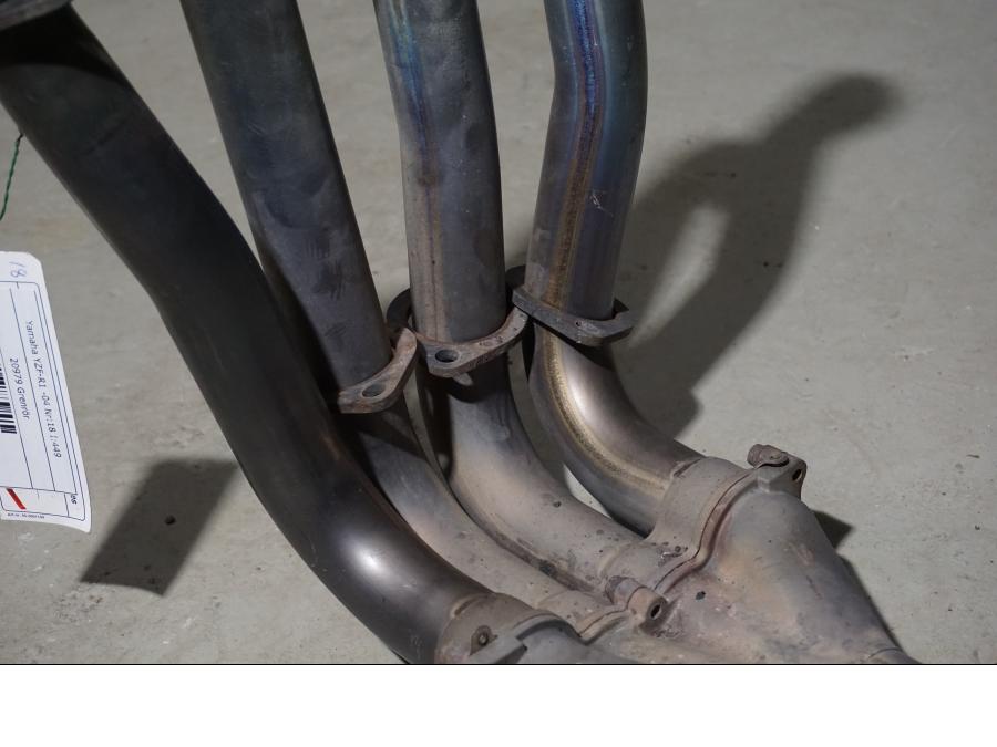 Vänster sida på Grenrör från en Yamaha YZF 1000 R1 -2004 motorcykel.