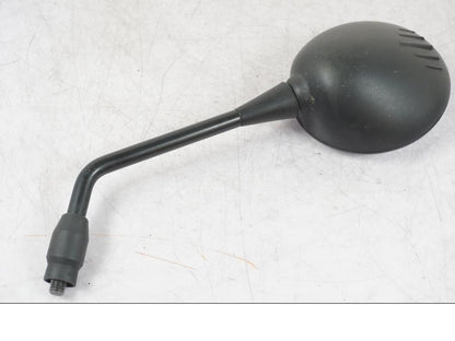 Snett uppifrån på Backspegel från en BMW R 1200 GS -2005 motorcykel.