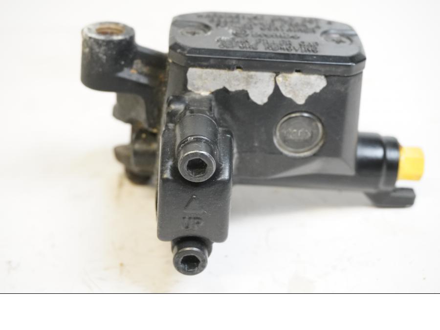 Baksidan på Kopplingshuvudcylinder från en Aprilia ETV 1000 -2002 motorcykel.