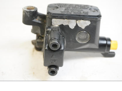 Baksidan på Kopplingshuvudcylinder från en Aprilia ETV 1000 -2002 motorcykel.