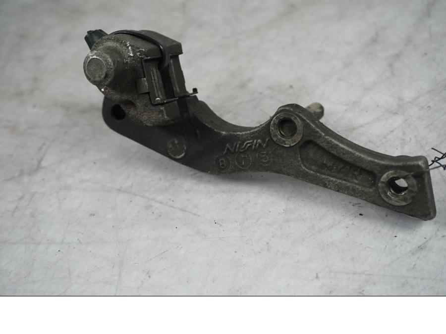 Vänster sida på Bromsoksfäste från en Honda XRV 750 -1999 motorcykel.