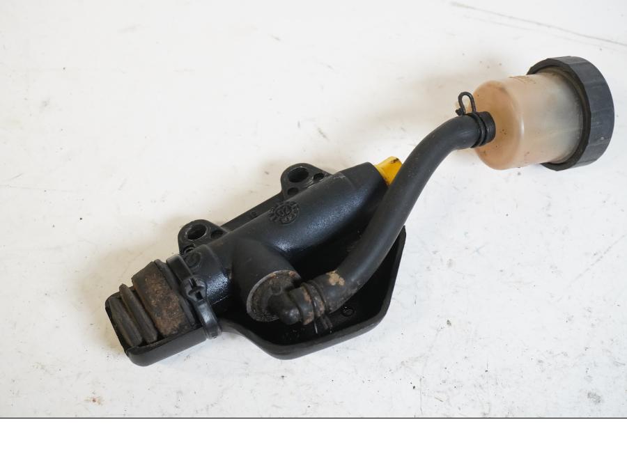 Baksidan på Bromshuvudcylinder från en KTM 625 Duke II -2002 motorcykel.