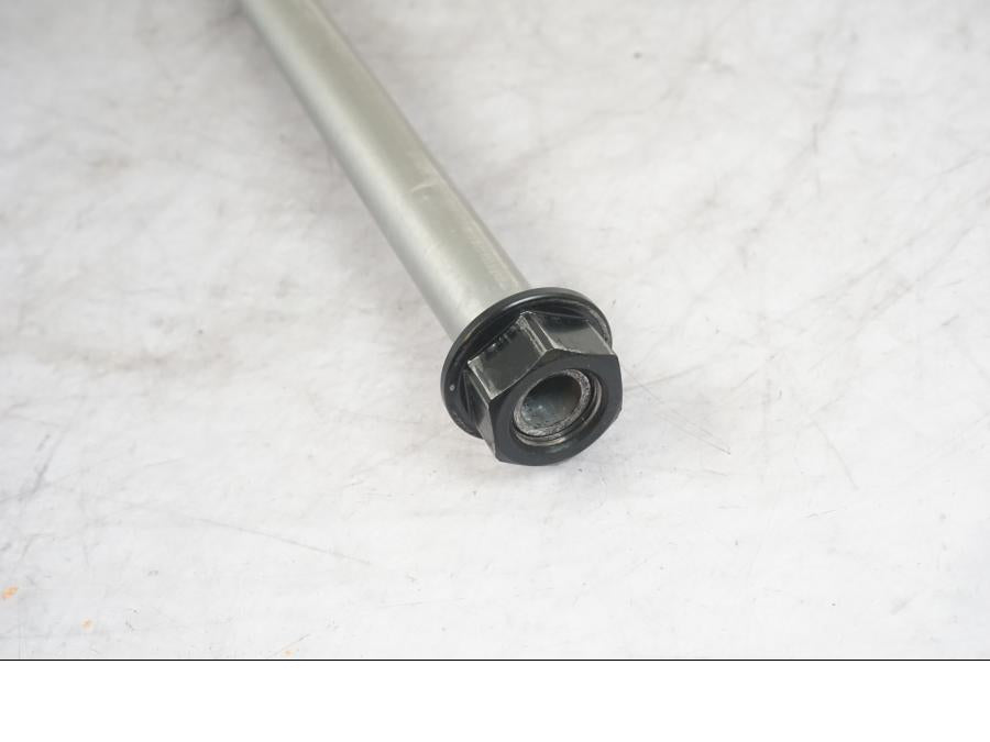 Baksidan på Axel från en KTM 1290 Super Adventure S -2022 motorcykel.