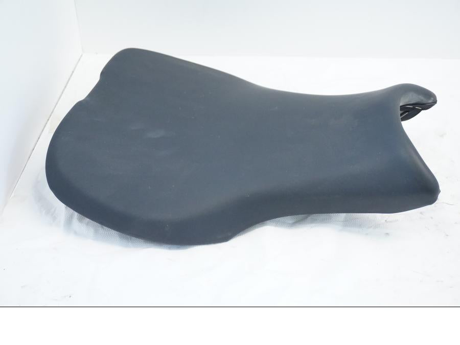 Höger sida på Sadel från en Triumph Daytona 675 -2010 motorcykel.