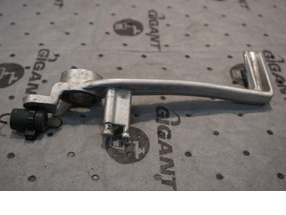 Baksidan på Bromspedal från en Suzuki GSX-R 1000 -2008 motorcykel.