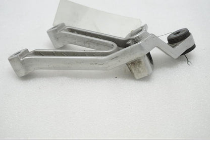 Baksidan på Fotpinnefäste från en Suzuki SV 1000 -2007 motorcykel.