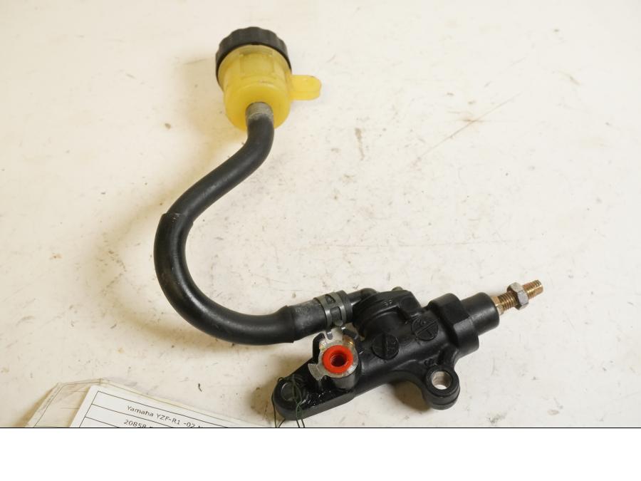 Framsidan på Bromshuvudcylinder från en Yamaha YZF 1000 R1 -2002 motorcykel.
