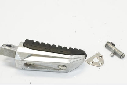 Vänster sida på Fotpinne från en Suzuki GSX 1300 R -2008 motorcykel.