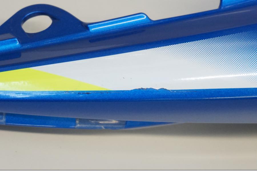 Snett uppifrån på Bakvinge från en Suzuki GSX-S 1000 -2017 motorcykel.