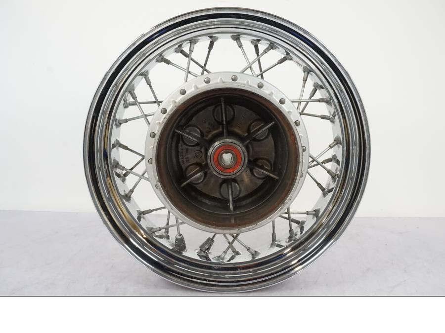 Snett nerifrån på Fälg från en Suzuki VL 800 -2002 motorcykel.