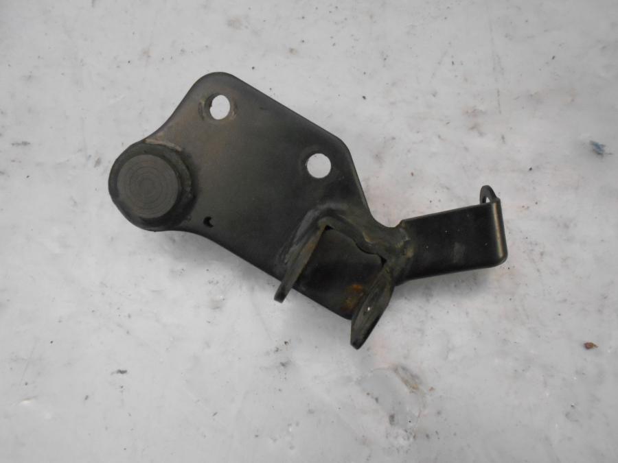 Framsidan på Fotpinnefäste från en Suzuki DL 650 -2013 motorcykel.