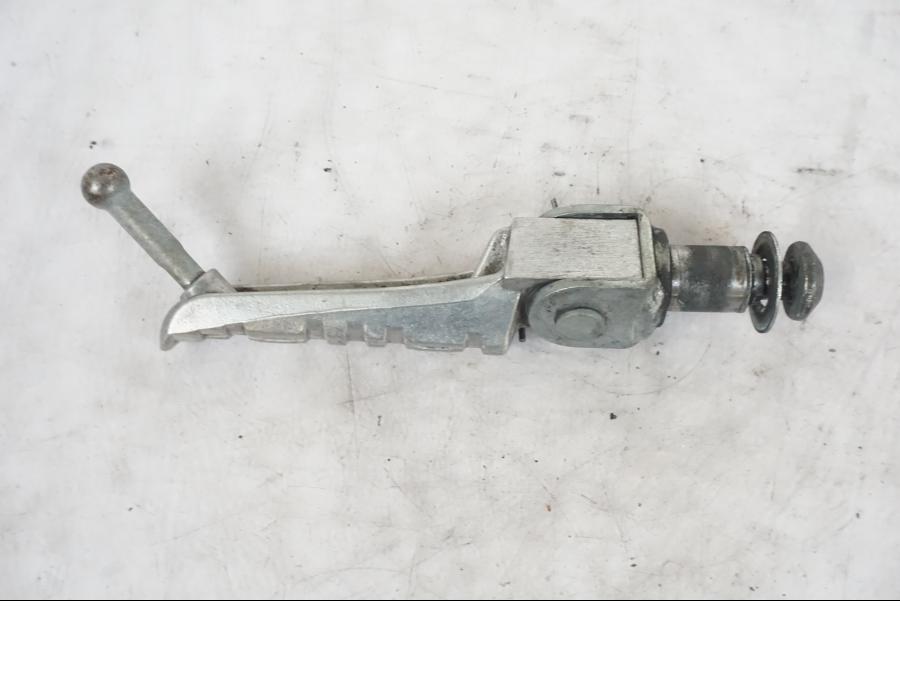 Vänster sida på Fotpinne från en Yamaha YZF-R 125 -2008 motorcykel.