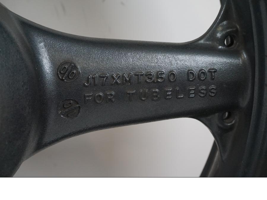 Höger sida på Fälg från en Kawasaki ZX-9R -2001 motorcykel.