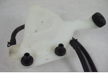 Höger sida på Vattenexpansionskärl från en KTM 390 Adventure -2021 motorcykel.