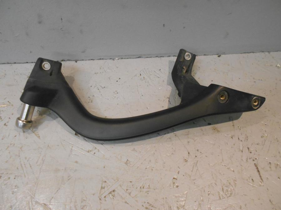 Baksidan på Passagerarhandtag från en BMW K 1300 R -2009 motorcykel.