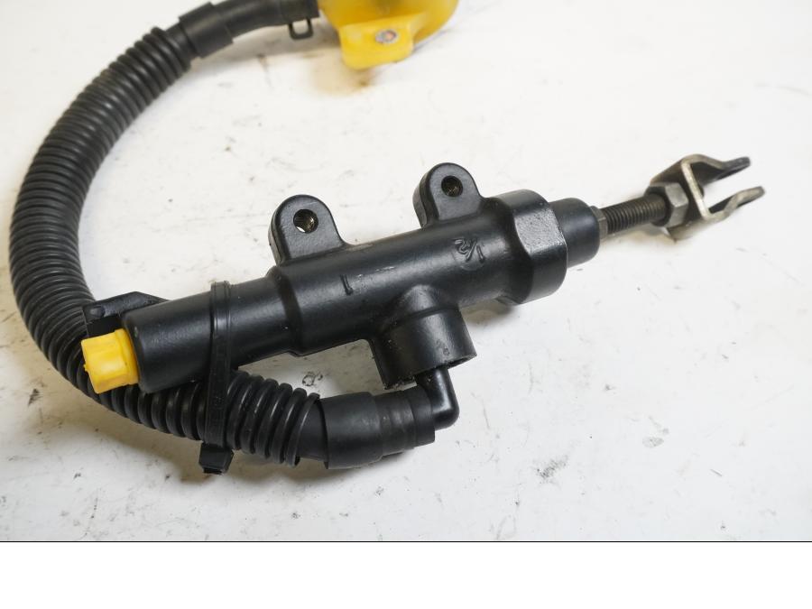 Baksidan på Bromshuvudcylinder från en Buell XB 12 -2006 motorcykel.