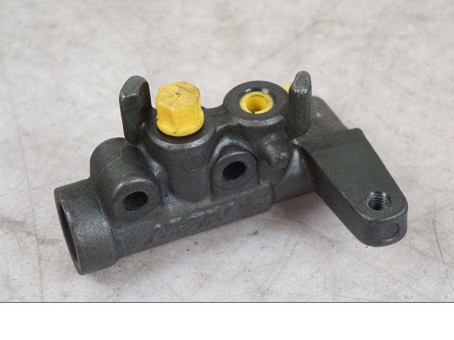 Framsidan på Bromsventil från en Honda CBR 1100 XX -2000 motorcykel.