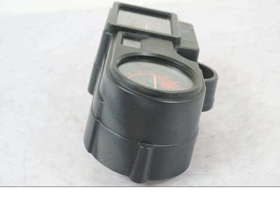 Snett nerifrån på Instrumentpanel från en Kawasaki KL 650A -1987 motorcykel.