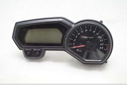 Framsidan på Instrumentpanel från en Yamaha FZ1-S -2006 motorcykel.