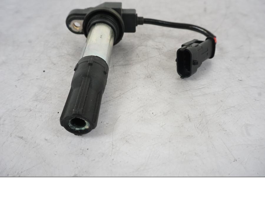 Snett uppifrån på Tändspole från en KTM 1290 Super Duke R -2021 motorcykel.