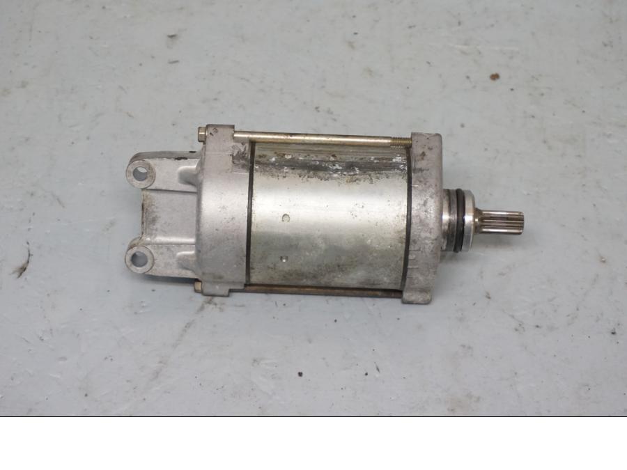 Baksidan på Startmotor från en Honda CBR 900 RR -1996 motorcykel.