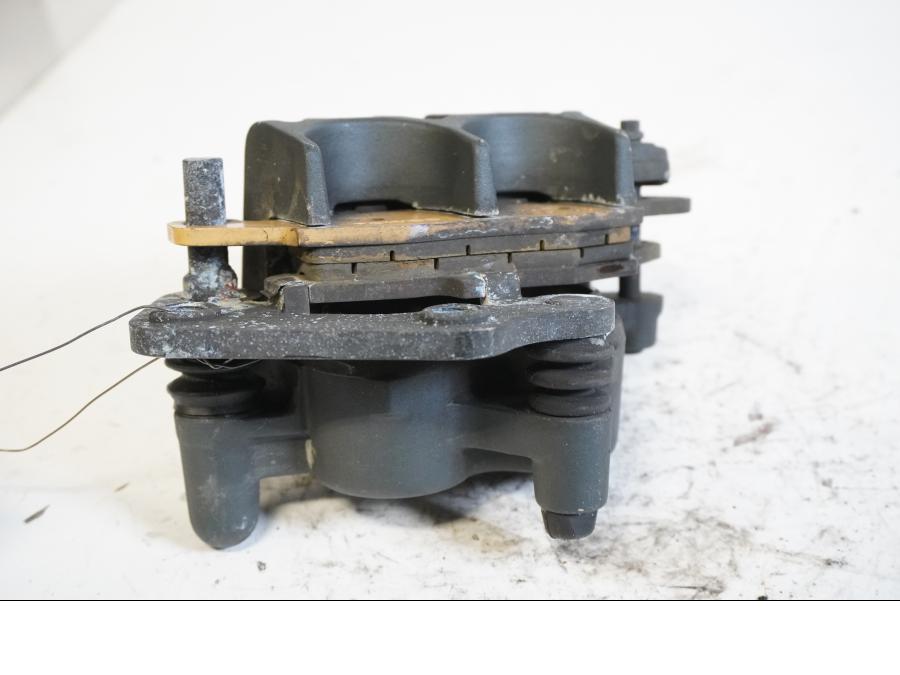 Höger sida på Bromsok från en Kawasaki Versys 650 -2007 motorcykel.