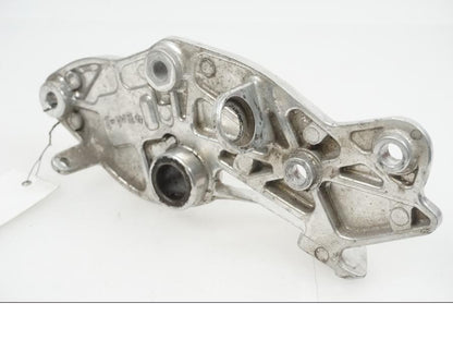 Snett nerifrån på Fotpinnefäste från en Yamaha XJ 900 -1997 motorcykel.