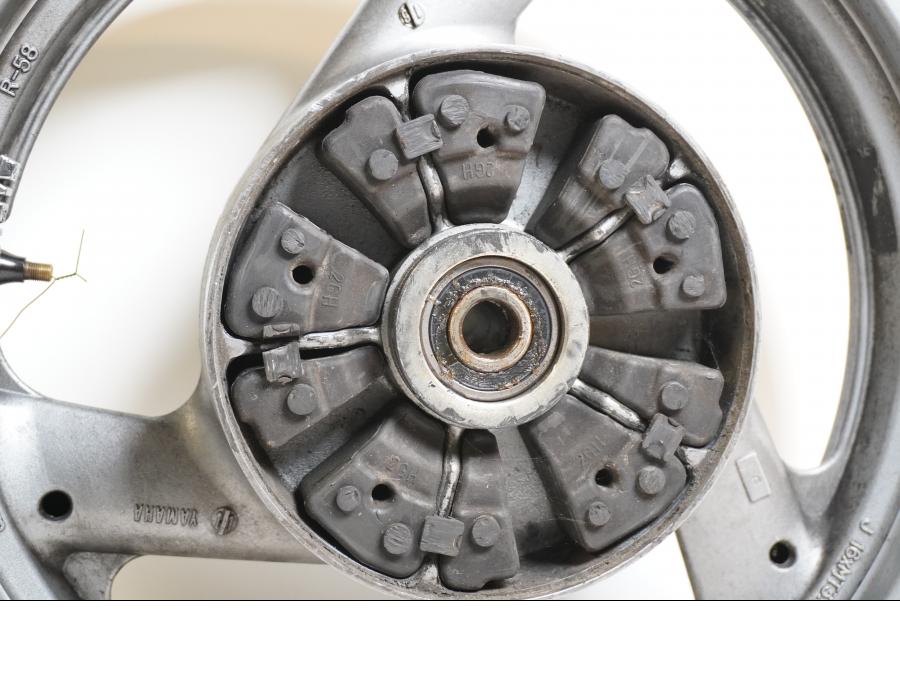 Baksidan på Fälg från en Yamaha FJ 1200 -1989 motorcykel.